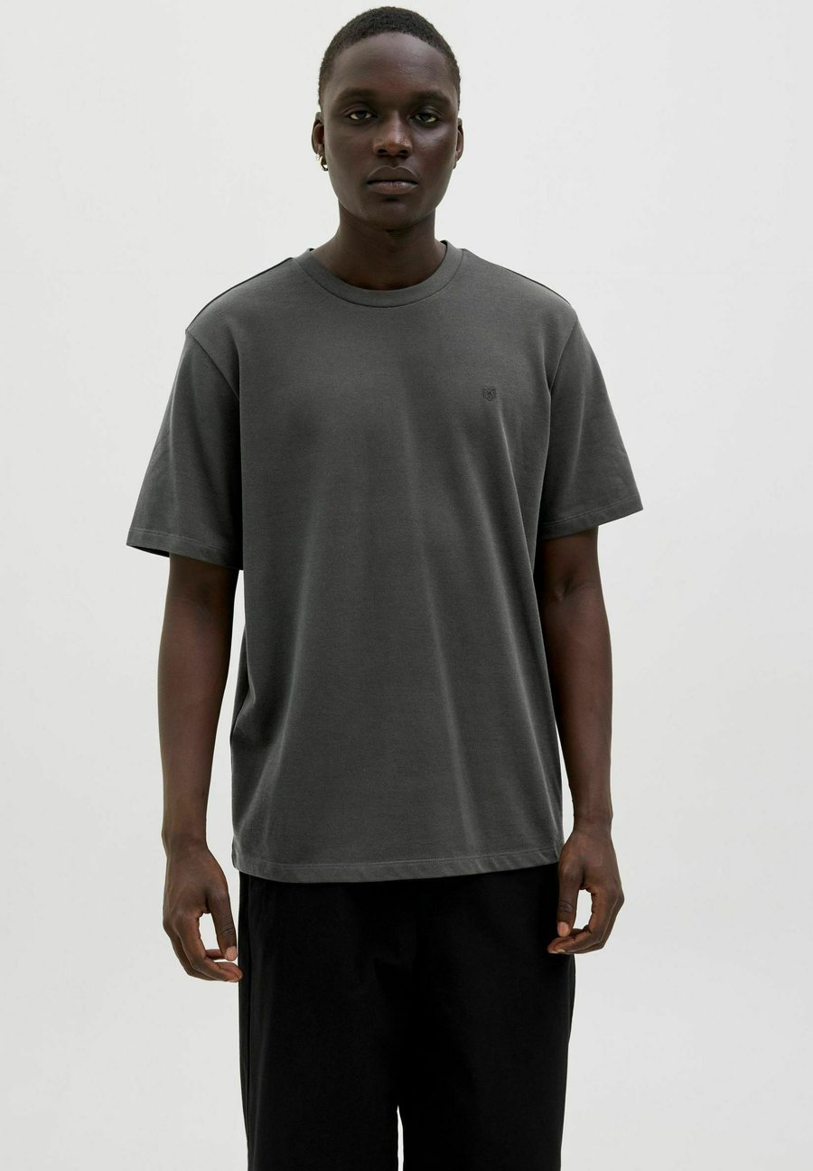 Футболка Jack & Jones PREMIUM Basic T-shirt, Peat/Dark Green, Зеленый, Футболка Jack & Jones PREMIUM Basic T-shirt, Peat/Dark Green
Футболка Jack & Jones PREMIUM Basic T-shirt, Peat/Dark Green, Зеленый, Футболка Jack & Jones PREMIUM Basic T-shirt, Peat/Dark Green
