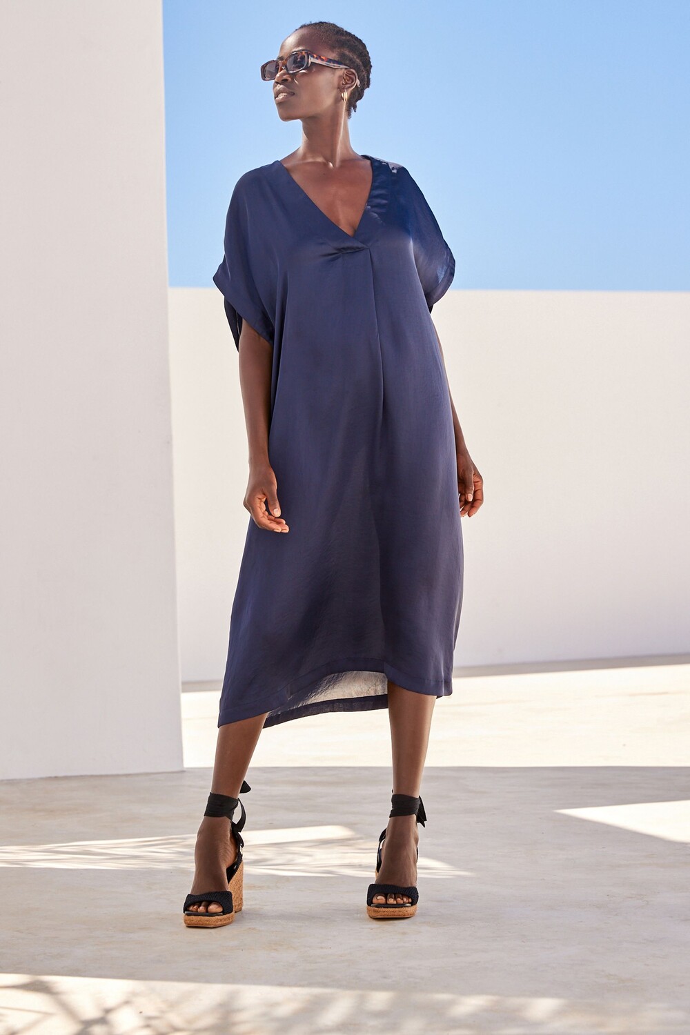 Атласное летнее платье-кафтан с пляжной накидкой Next, синий 
Атласное летнее платье-кафтан с пляжной накидкой Next, синий