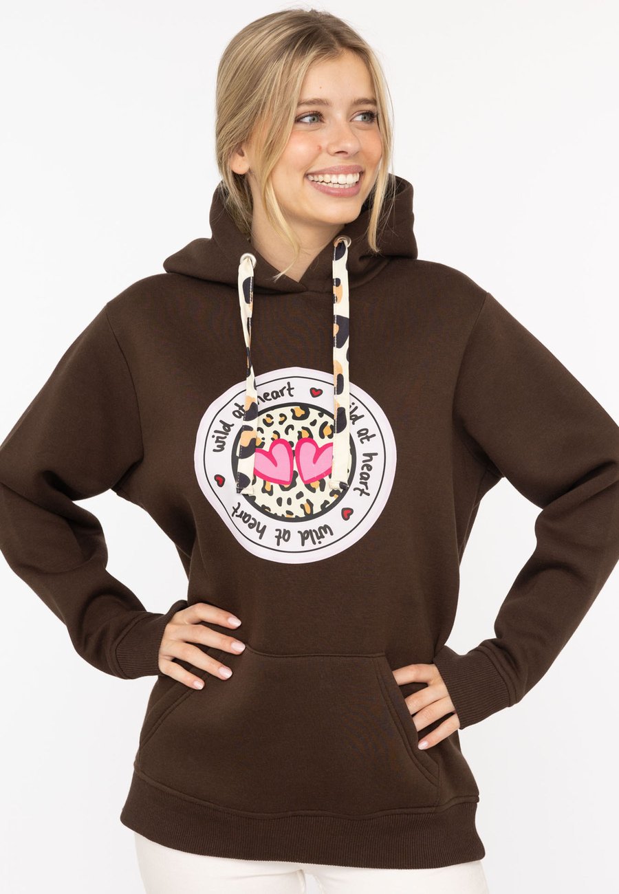 Худи Zwillingsherz Hoodie, Braun/Brown
Худи Zwillingsherz Hoodie, Braun/Brown