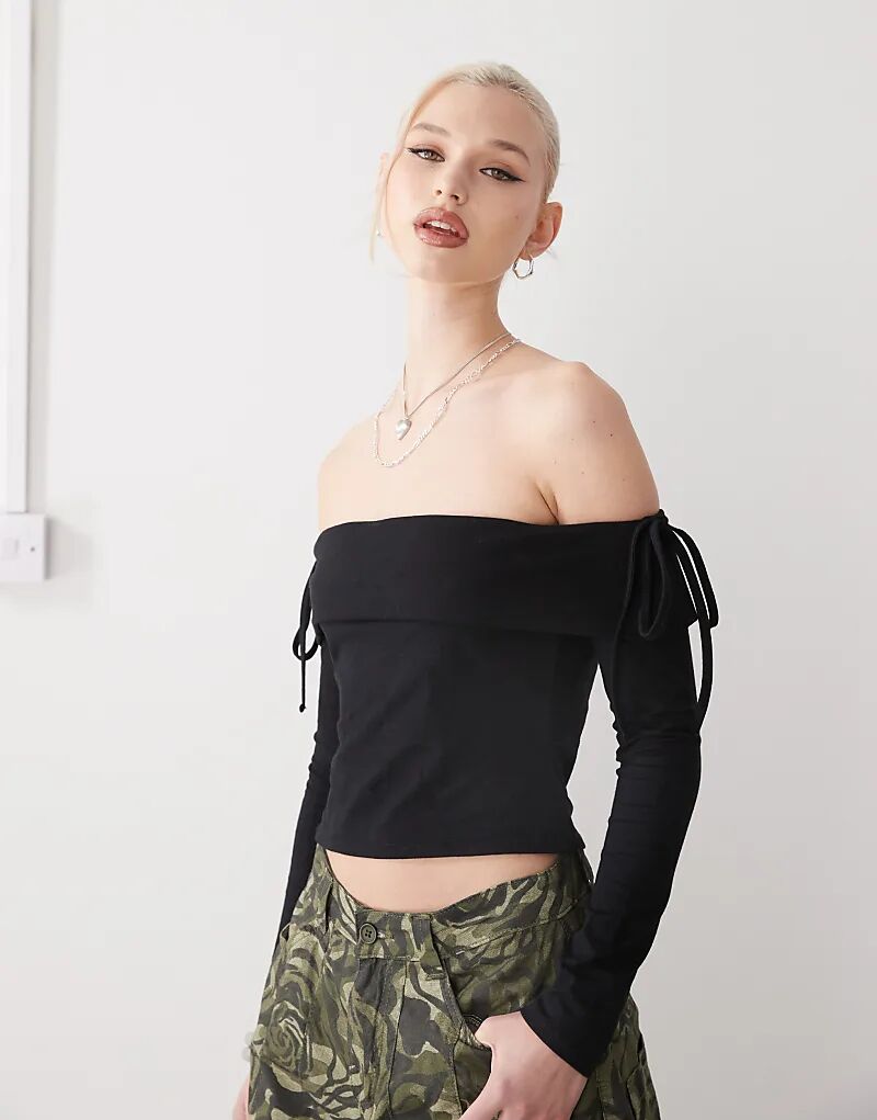 Топ с открытыми плечами COLLUSION с бантом на плече
Топ с открытыми плечами COLLUSION с бантом на плече