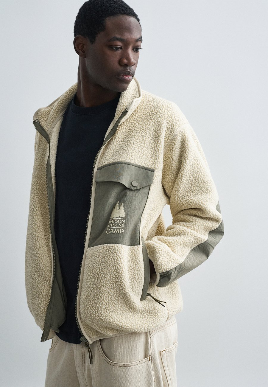 Флисовая куртка Maison Kitsuné CASUAL JACKET, Ecru/Off-White
Флисовая куртка Maison Kitsuné CASUAL JACKET, Ecru/Off-White