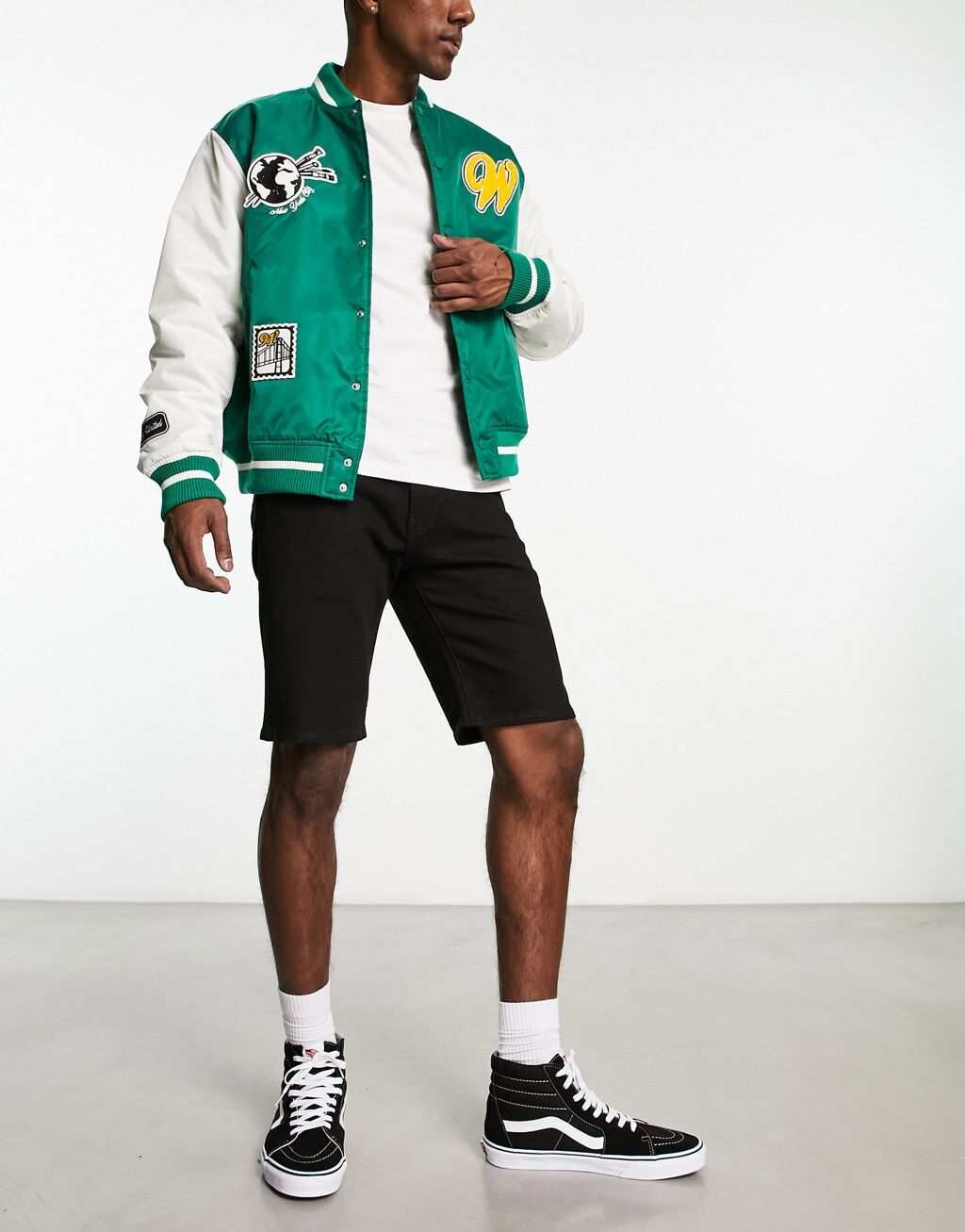 Черные джинсовые шорты стандартного кроя Levi's 405
Черные джинсовые шорты стандартного кроя Levi's 405