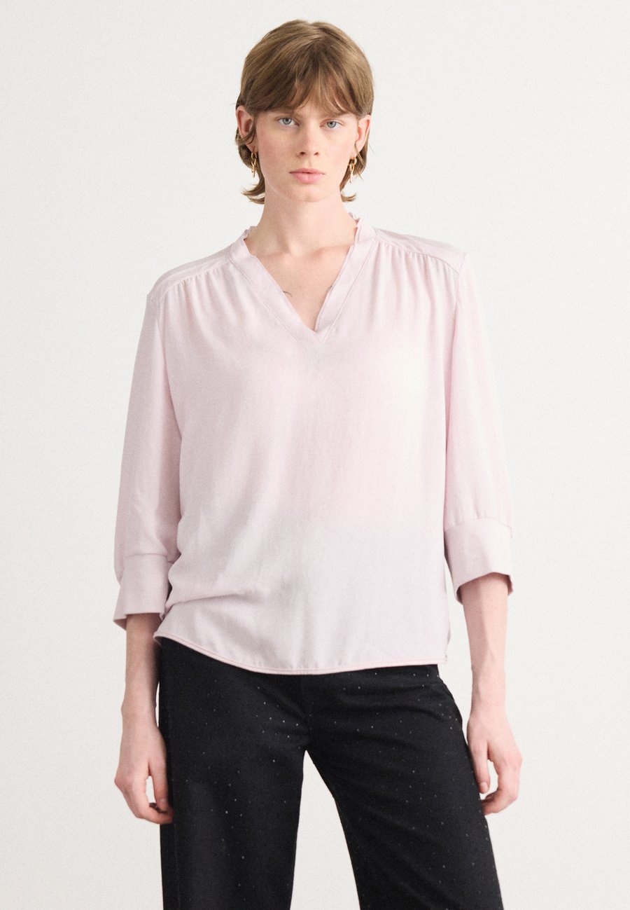 Блуза Marc Cain Blouse, Soft Lilac New/Lilac
Блуза Marc Cain Blouse, Soft Lilac New/Lilac