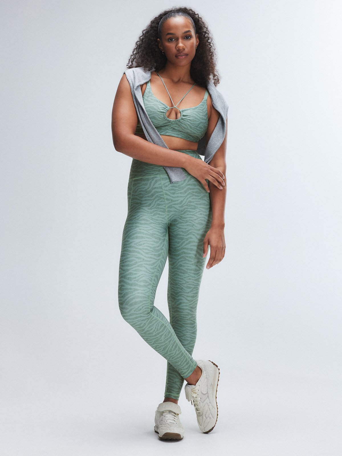 Леггинсы Savage X Fenty Sky-Hi Logo Patch Super High-Waist Pocket, цвет Willow Green Tiger Stripe Print
Леггинсы Savage X Fenty Sky-Hi Logo Patch Super High-Waist Pocket, цвет Willow Green Tiger Stripe Print