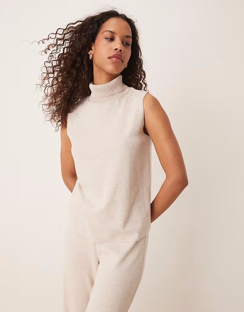 Светло-бежевый топ с высоким воротом из легкого трикотажа от Mango (часть комплекта)
Светло-бежевый топ с высоким воротом из легкого трикотажа от Mango (часть комплекта)