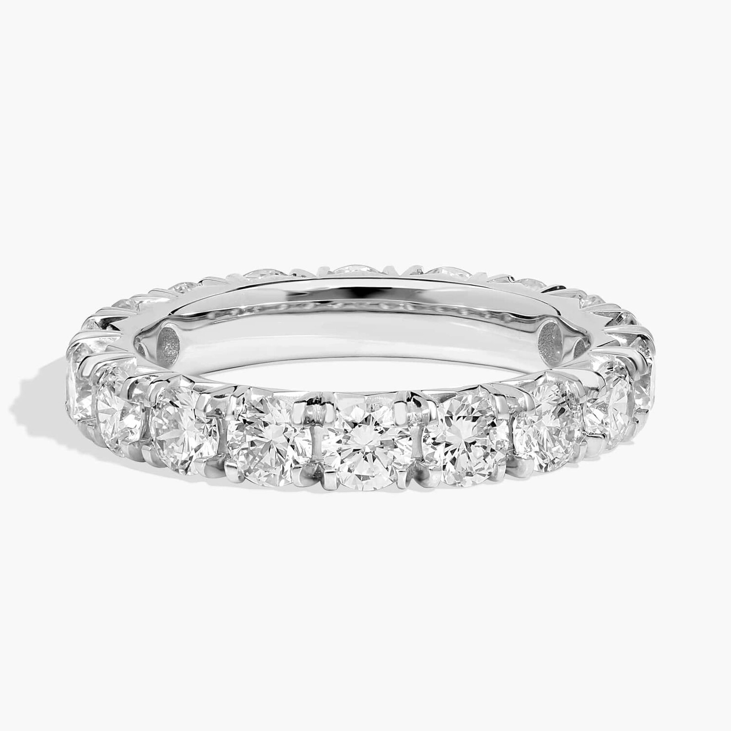 Кольцо-вечность с французским паве из выращенных в лаборатории бриллиантов из 14-каратного белого золота (2 1/2 карата, два карата - FG / VS2-SI1) Blue Nile 
Кольцо-вечность с французским паве из выращенных в лаборатории бриллиантов из 14-каратного белого золота (2 1/2 карата, два карата - FG / VS2-SI1) Blue Nile