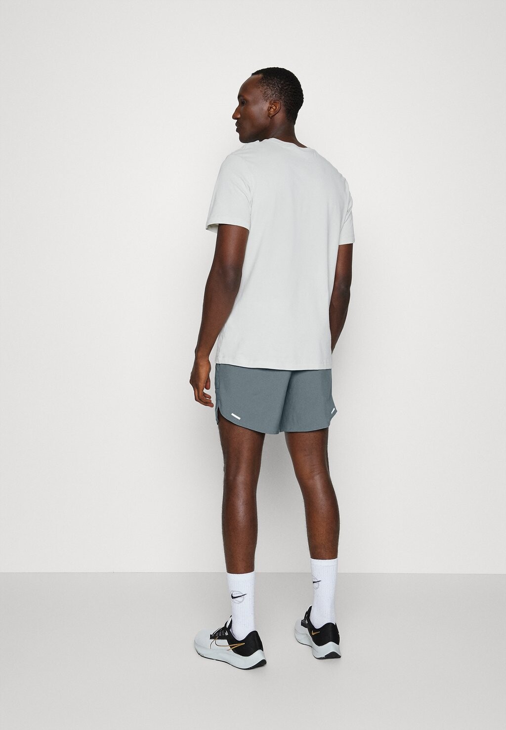 Спортивные шорты Nike M DF STRIDE 7IN BF, цвет Smoke Grey/Black/Reflective Silver
Спортивные шорты Nike M DF STRIDE 7IN BF, цвет Smoke Grey/Black/Reflective Silver