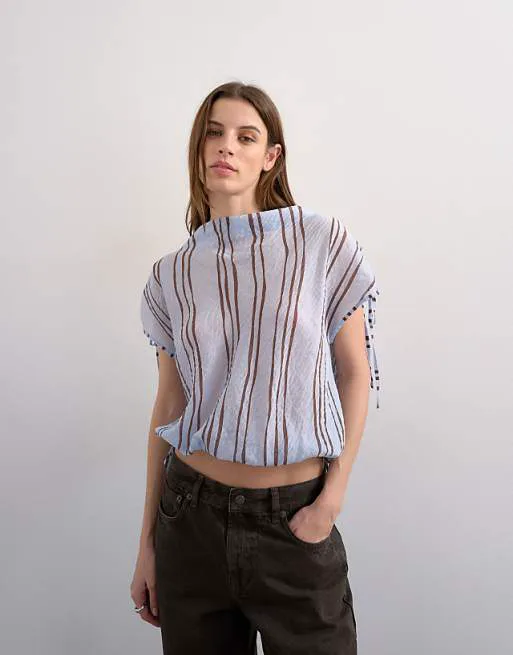 Драпированный топ с высоким воротником и галстуком в синюю полоску Topshop
Драпированный топ с высоким воротником и галстуком в синюю полоску Topshop