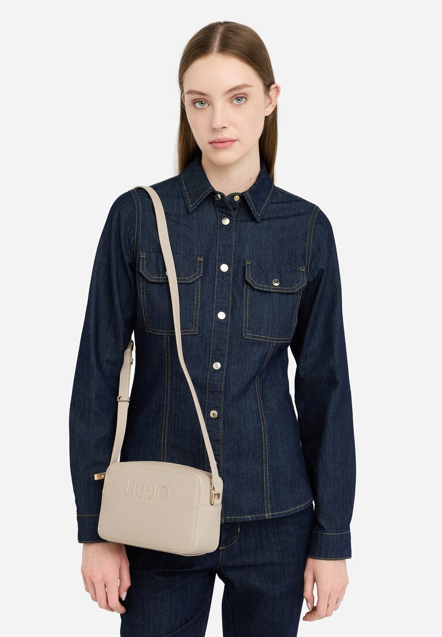Сумка кросс-боди LIU JO Cross body bag, Neutral/Beige
Сумка кросс-боди LIU JO Cross body bag, Neutral/Beige