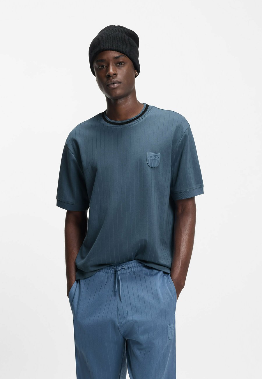 Футболка HUGO DAVROS, Open Blue Thirtysix/Blue, Синий, Футболка HUGO DAVROS, Open Blue Thirtysix/Blue
Футболка HUGO DAVROS, Open Blue Thirtysix/Blue, Синий, Футболка HUGO DAVROS, Open Blue Thirtysix/Blue