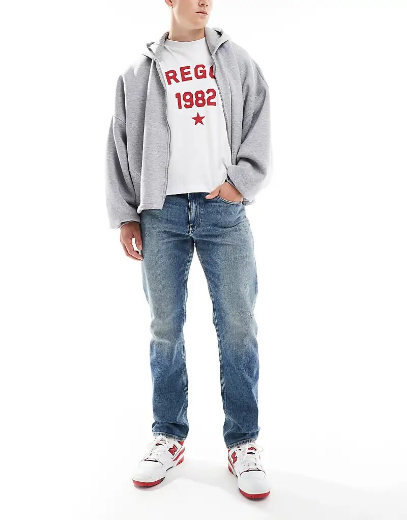 Джинсы Ryan Regular Straight с потертостями средней степени стертости Tommy Jeans
Джинсы Ryan Regular Straight с потертостями средней степени стертости Tommy Jeans