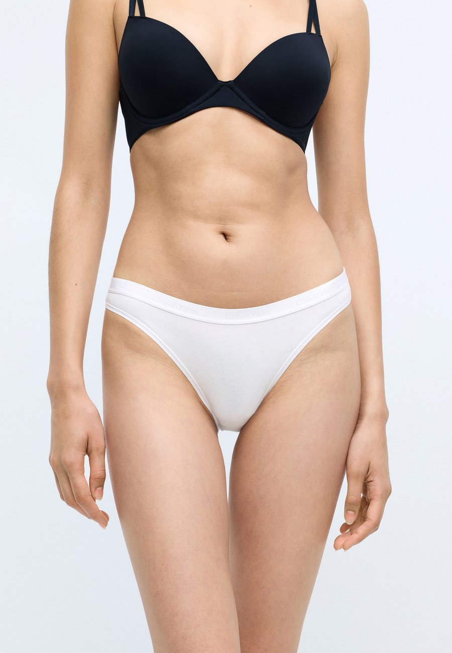 Трусы Calvin Klein Underwear ICON LOGO 5 PACK, Black/Adrenaline Rush/Multi-Coloured
Трусы Calvin Klein Underwear ICON LOGO 5 PACK, Black/Adrenaline Rush/Multi-Coloured