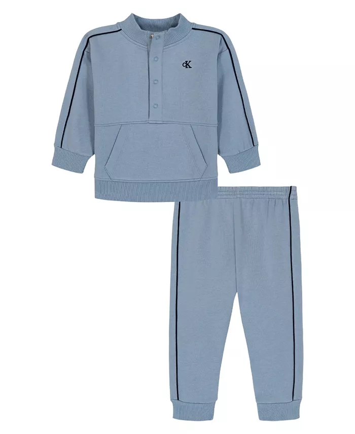 Комплект из двух предметов: спортивный костюм на полукнопках и брюки для бега для мальчиков Calvin Klein
Комплект из двух предметов: спортивный костюм на полукнопках и брюки для бега для мальчиков Calvin Klein