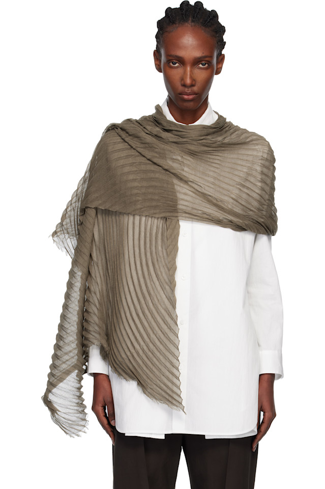 Шелково-Шерстяной плиссированный шарф-палантин Issey Miyake, хаки
Шелково-Шерстяной плиссированный шарф-палантин Issey Miyake, хаки