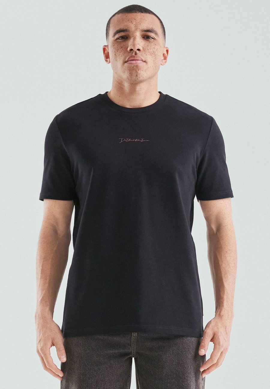 Футболка QS Print T-shirt, Schwarz/Black, Черный, Футболка QS Print T-shirt, Schwarz/Black
Футболка QS Print T-shirt, Schwarz/Black, Черный, Футболка QS Print T-shirt, Schwarz/Black
