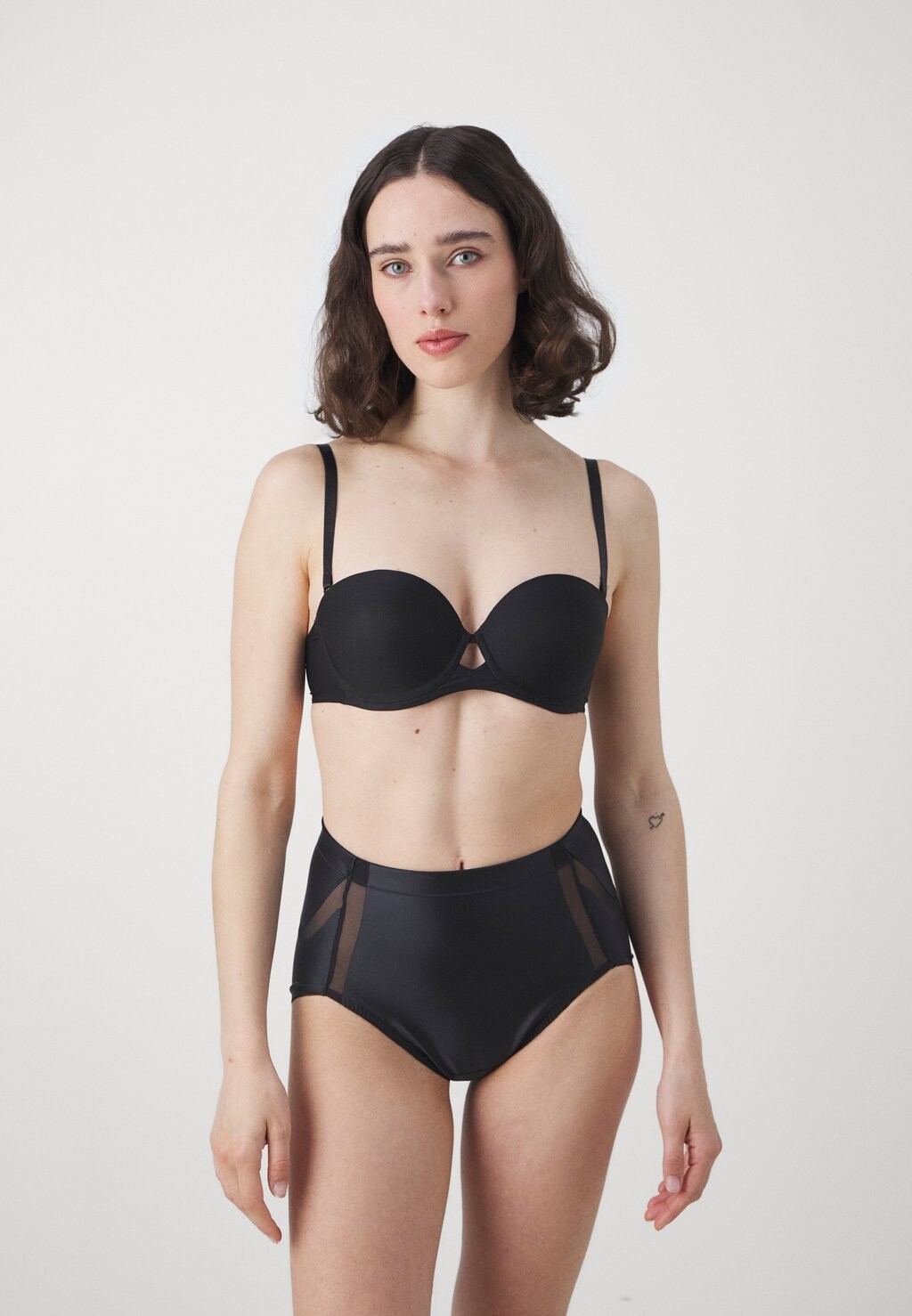 Корректирующее белье SHAPING BOOTY LIFTING BRIEF Spanx, черный
Корректирующее белье SHAPING BOOTY LIFTING BRIEF Spanx, черный