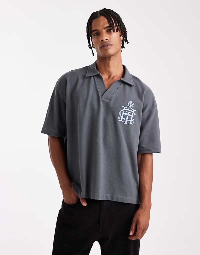 Рубашка-поло свободного кроя ASOS DESIGN из плотной ткани с заниженной линией плеч и вышитым логотипом на груди из пике темно-серого цвета 
Рубашка-поло свободного кроя ASOS DESIGN из плотной ткани с заниженной линией плеч и вышитым логотипом на груди из пике темно-серого цвета