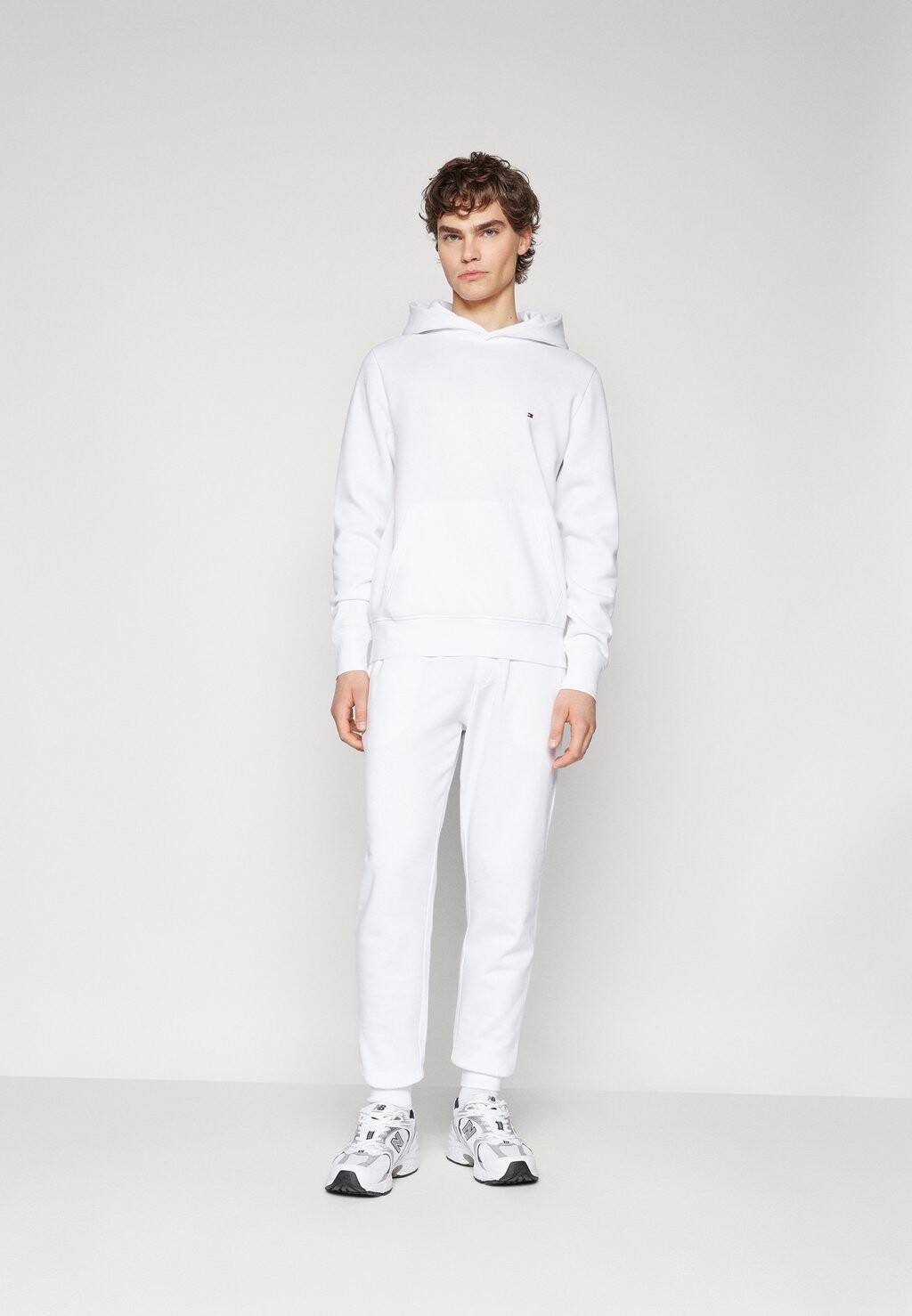 Спортивный костюм FLAG LOGO TRACKSUIT Tommy Hilfiger, белый
Спортивный костюм FLAG LOGO TRACKSUIT Tommy Hilfiger, белый