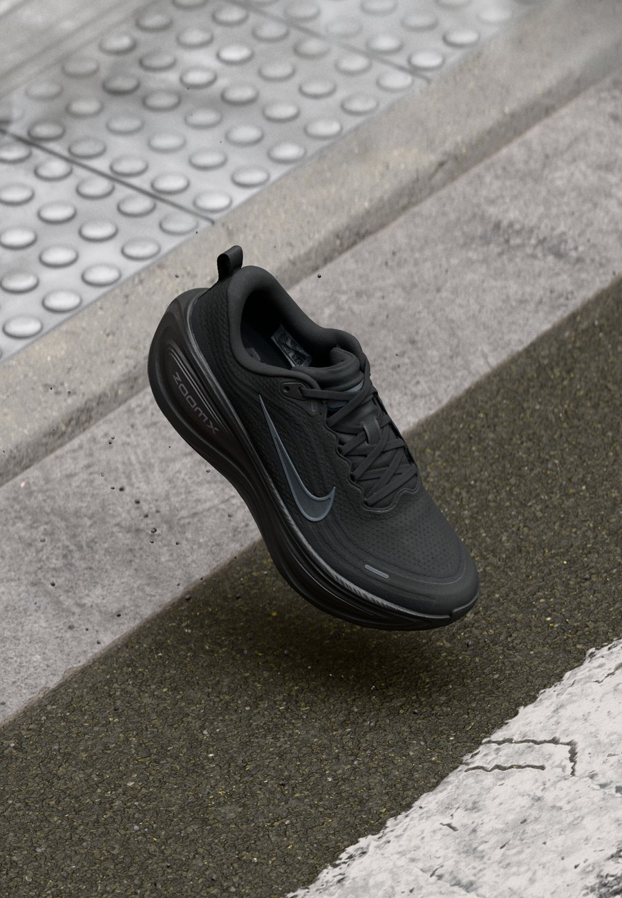 Кроссовки Nike Performance VOMERO PLUS, Black/Dark Smoke Grey/Metallic Dark Grey/Cool Grey/Black
Кроссовки Nike Performance VOMERO PLUS, Black/Dark Smoke Grey/Metallic Dark Grey/Cool Grey/Black