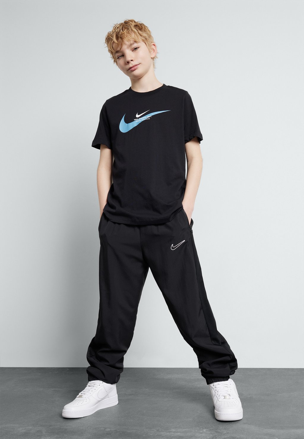 Футболка с принтом GRAPHIC TEE Nike Sportswear, черный 
Футболка с принтом GRAPHIC TEE Nike Sportswear, черный