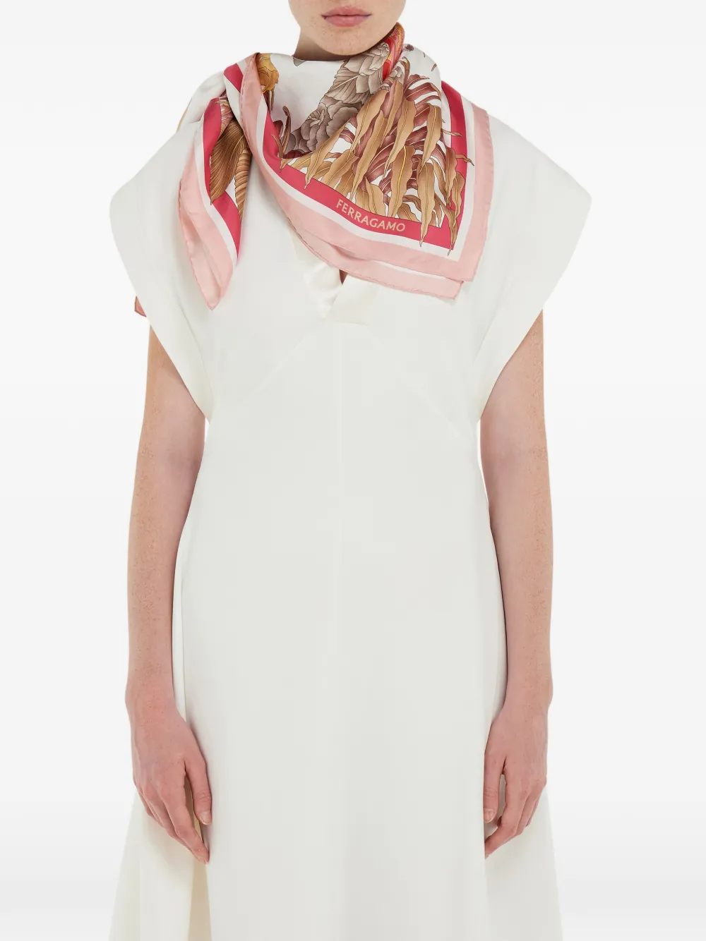 Шелковый платок с индийским принтом Ferragamo, оранжевый
Шелковый платок с индийским принтом Ferragamo, оранжевый