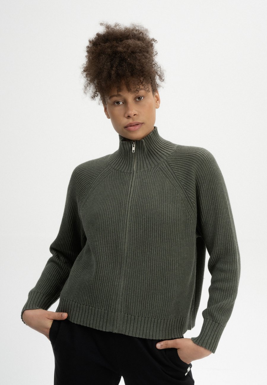 Кардиган MELA KAMUKA, Grün Melange/Green
Кардиган MELA KAMUKA, Grün Melange/Green