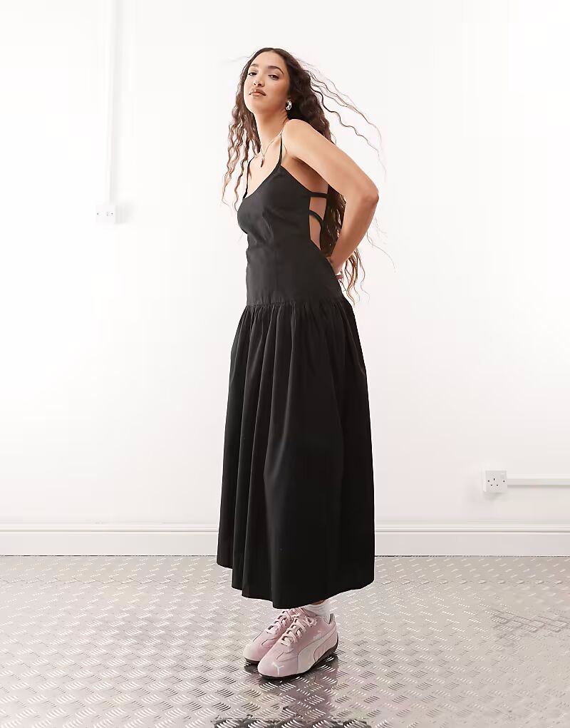 Платье макси с круглым вырезом и заниженной талией COLLUSION черного цвета
Платье макси с круглым вырезом и заниженной талией COLLUSION черного цвета