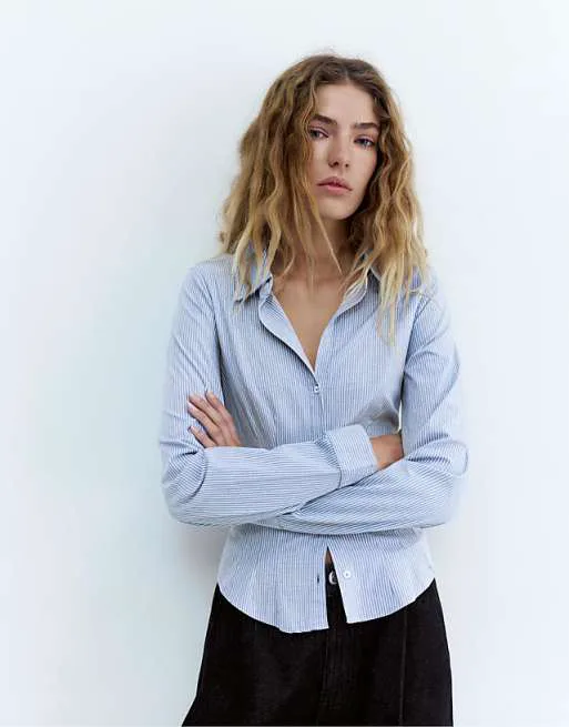 Приталенная рубашка со складками Pull&Bear средне-синего цвета
Приталенная рубашка со складками Pull&Bear средне-синего цвета