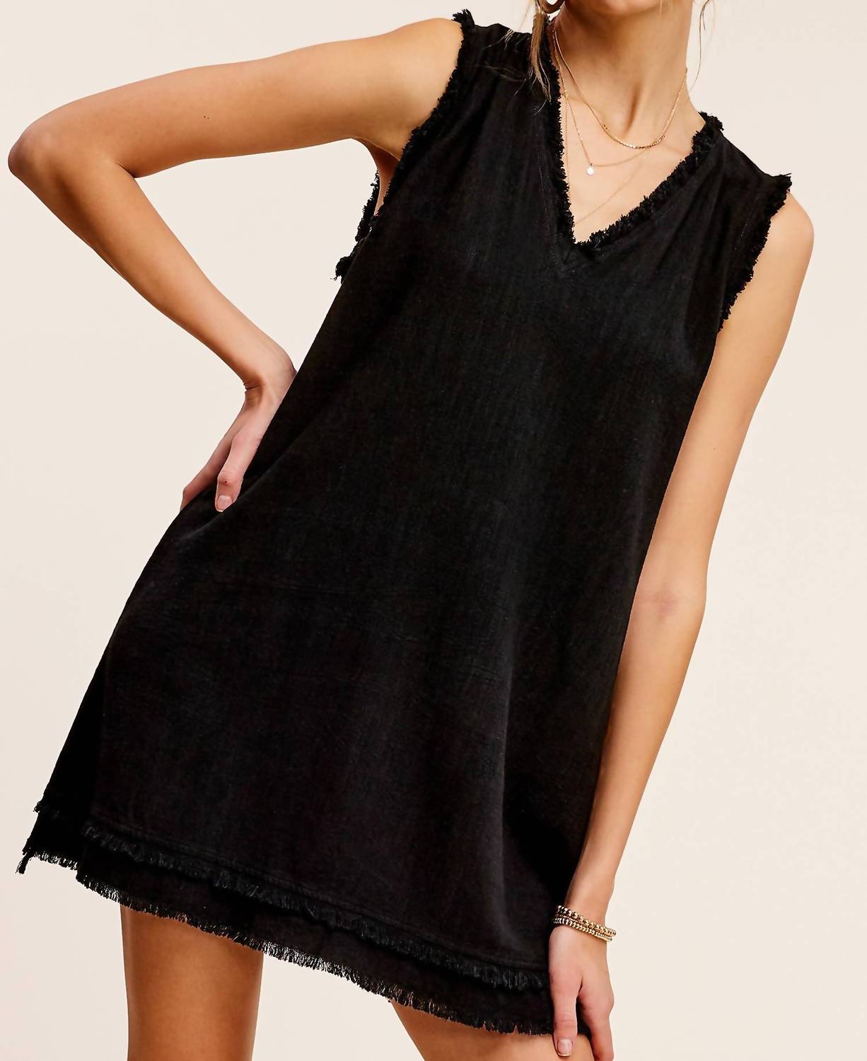 Мягкое платье с V-образным вырезом черного цвета LA MIEL
Мягкое платье с V-образным вырезом черного цвета LA MIEL