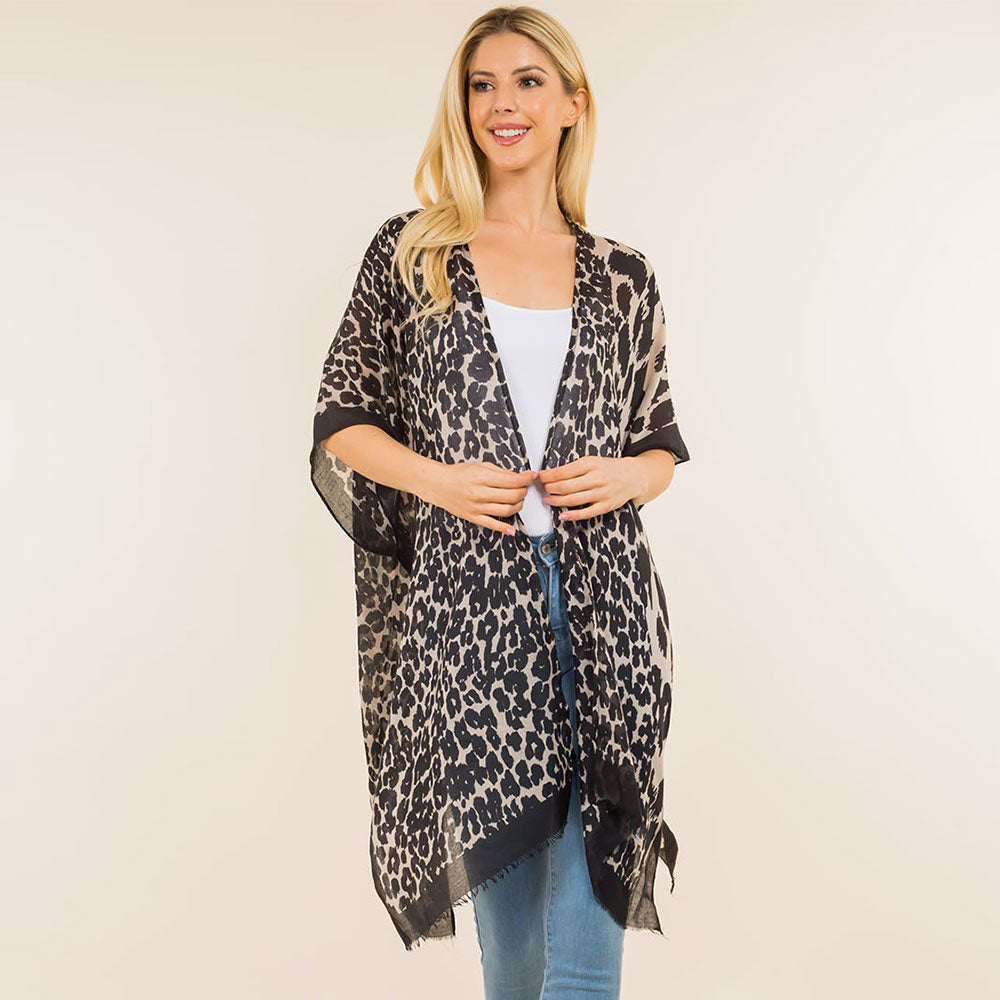 Легкий кимоно-пончо с ярким абстрактным принтом TRUEDAMES, черно-белый
Легкий кимоно-пончо с ярким абстрактным принтом TRUEDAMES, черно-белый