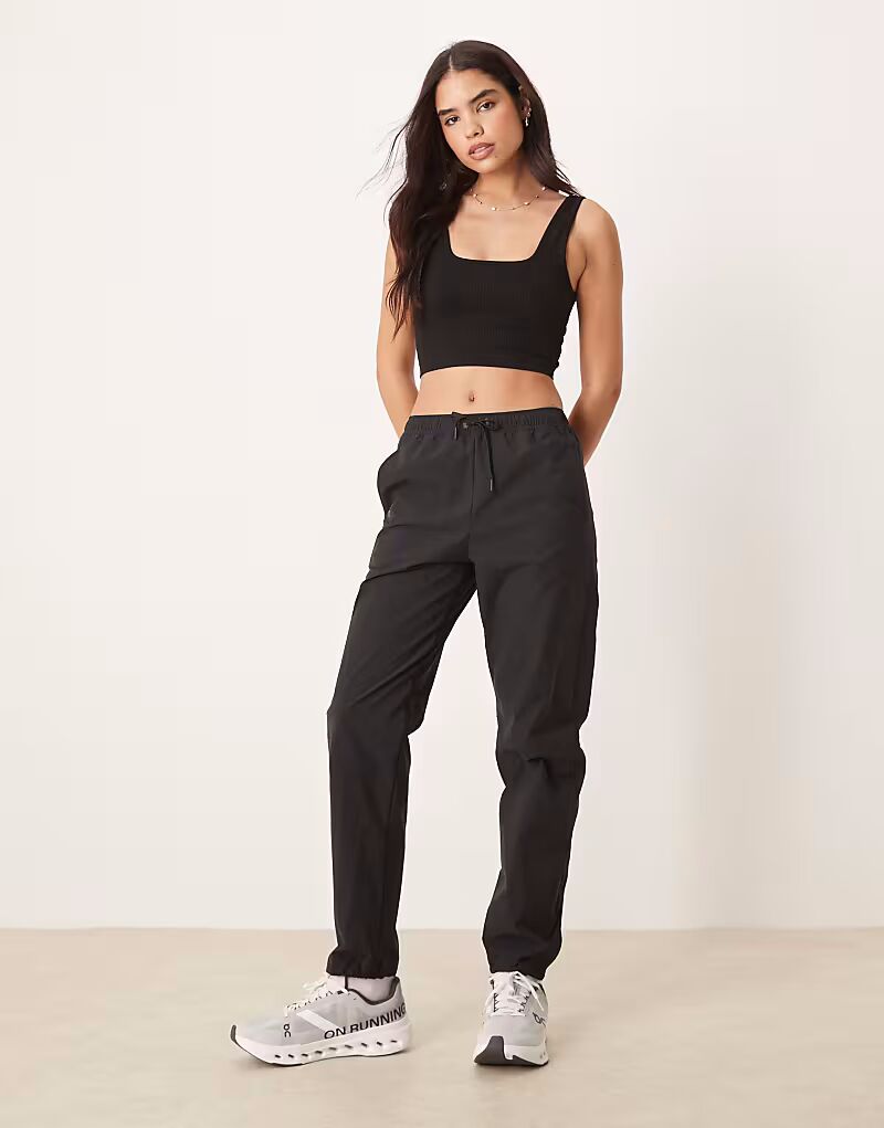 Штаны ON Track черного цвета On Running
Штаны ON Track черного цвета On Running