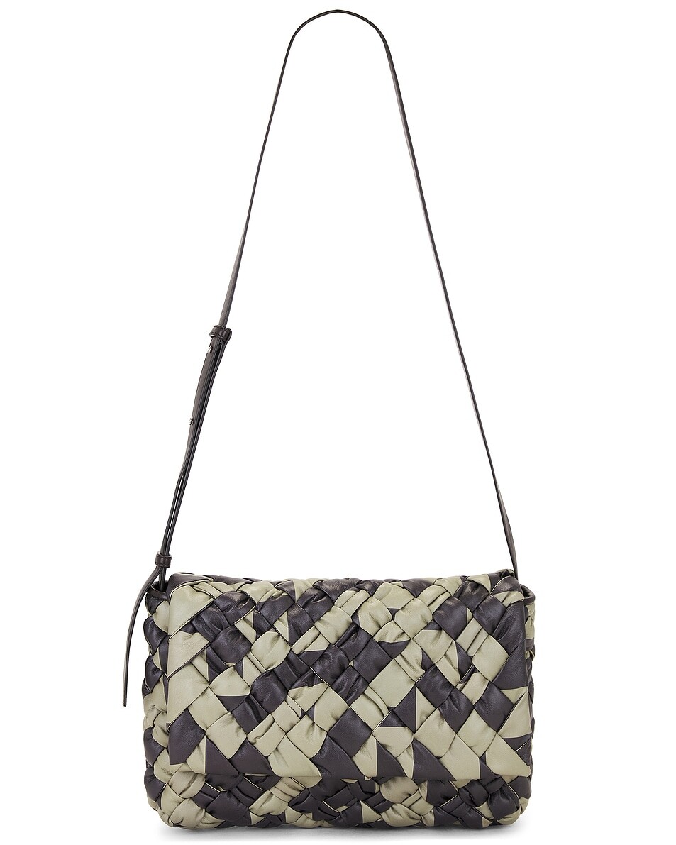 Сумка-мессенджер Rumple Intreccio 3.0 Traffic Tape Bottega Veneta, цвет Travertine & Fondant 
Сумка-мессенджер Rumple Intreccio 3.0 Traffic Tape Bottega Veneta, цвет Travertine & Fondant