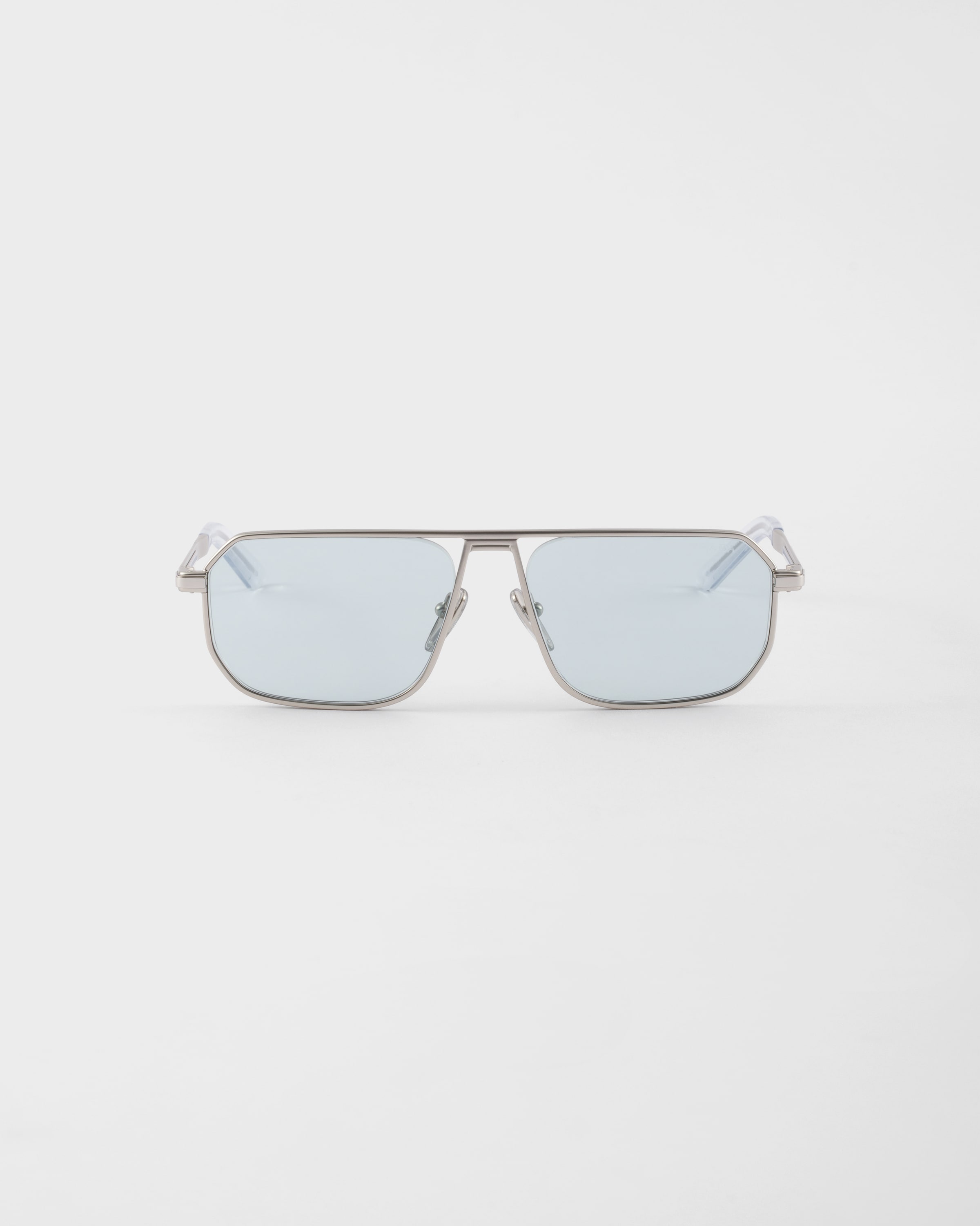 Солнцезащитные очки с культовой металлической пластиной Prada, голубой
Солнцезащитные очки с культовой металлической пластиной Prada, голубой