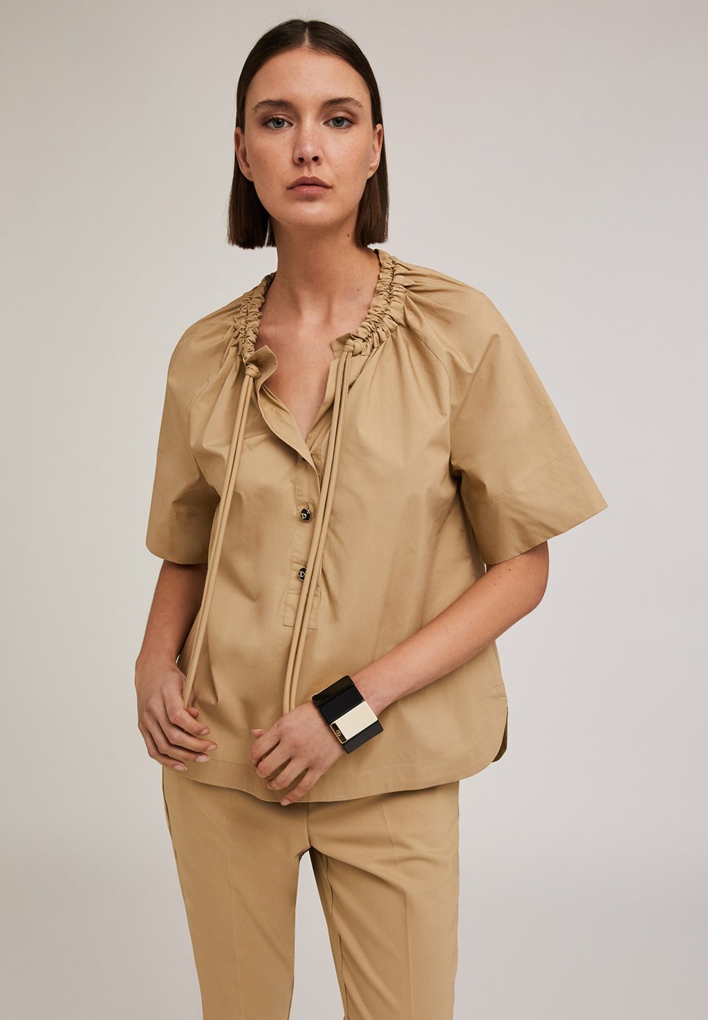 Блуза Motivi, бежевый
Блуза Motivi, бежевый