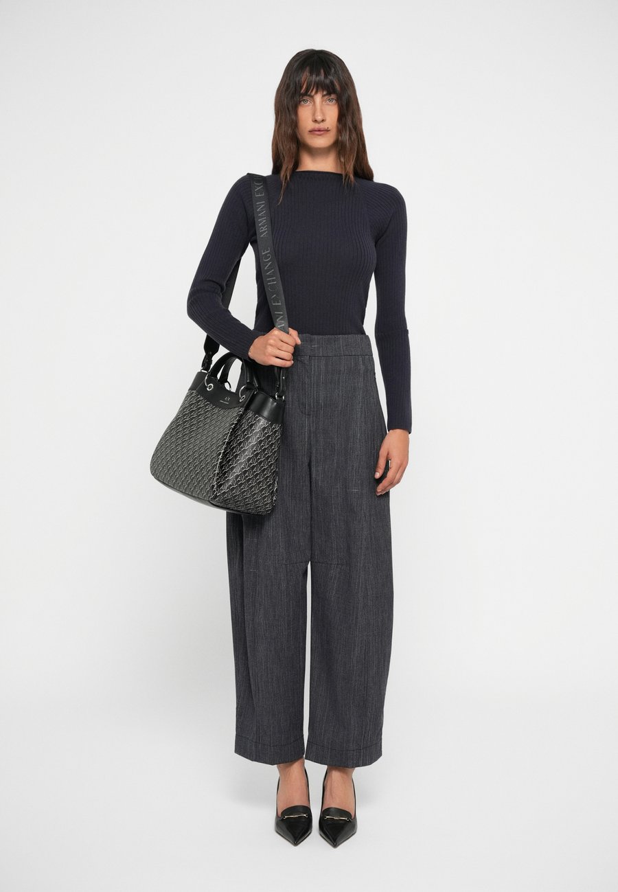 Сумка Armani Exchange SMALL SHOPPING BAG, Black
Сумка Armani Exchange SMALL SHOPPING BAG, Black