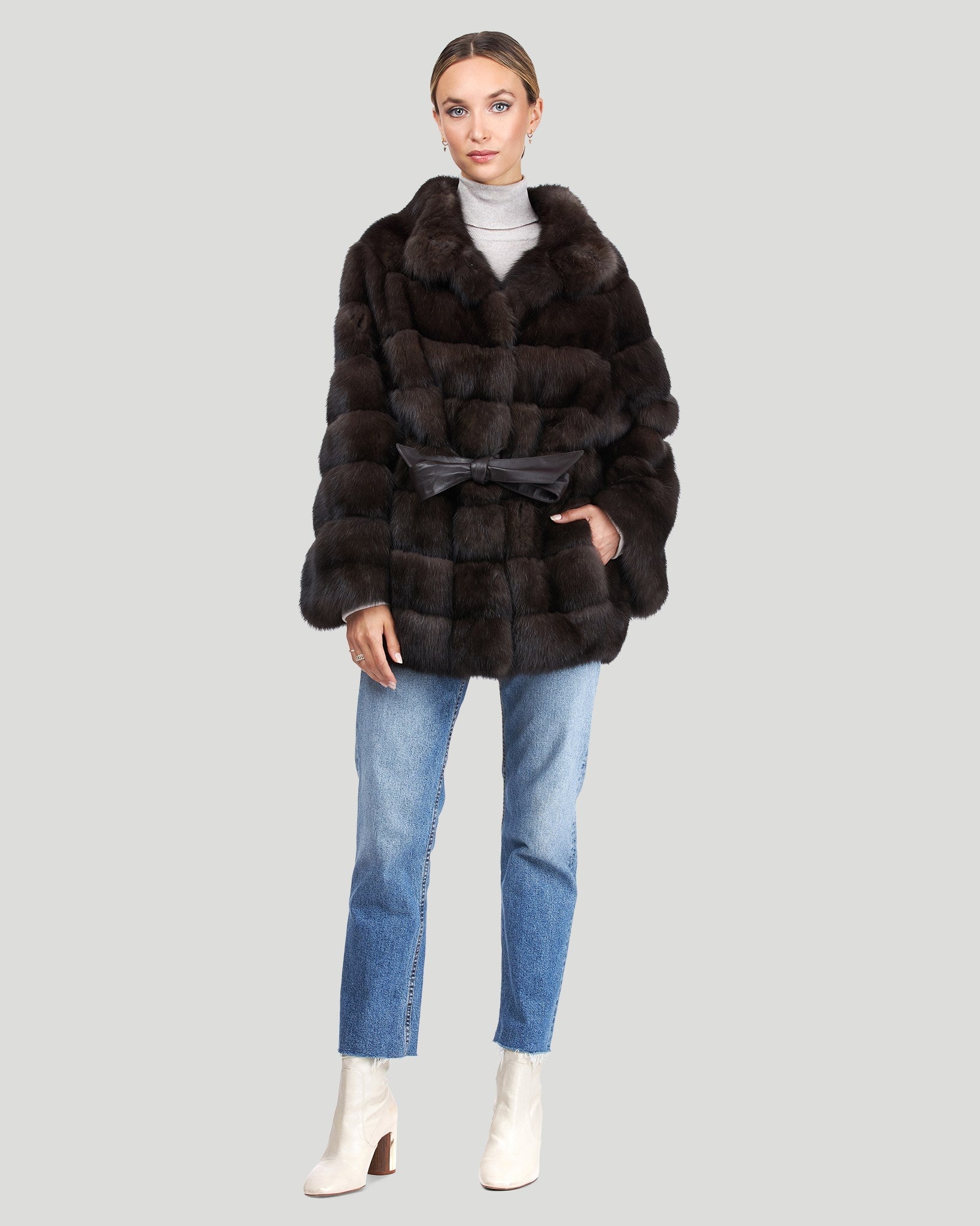 Русский собольий жакет с кожаным поясом Gorski, цвет silvery 1
Русский собольий жакет с кожаным поясом Gorski, цвет silvery 1