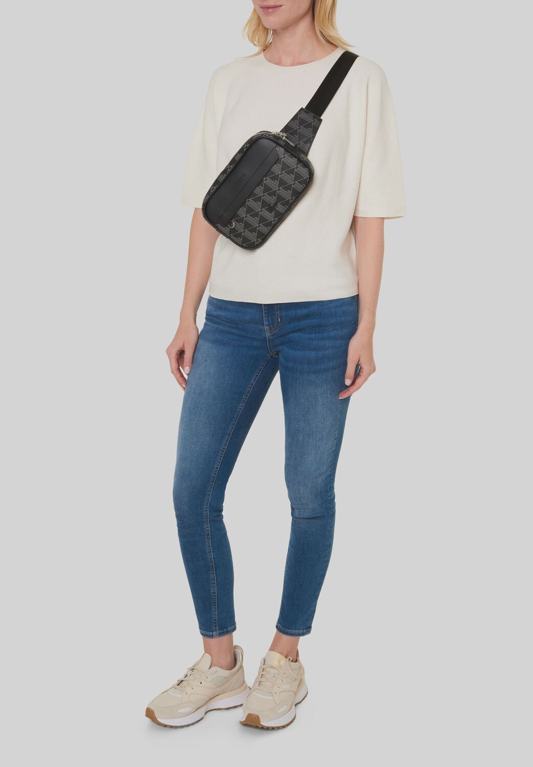 Женская поясная сумка на молнии с логотипом LACOSTE, черный
Женская поясная сумка на молнии с логотипом LACOSTE, черный