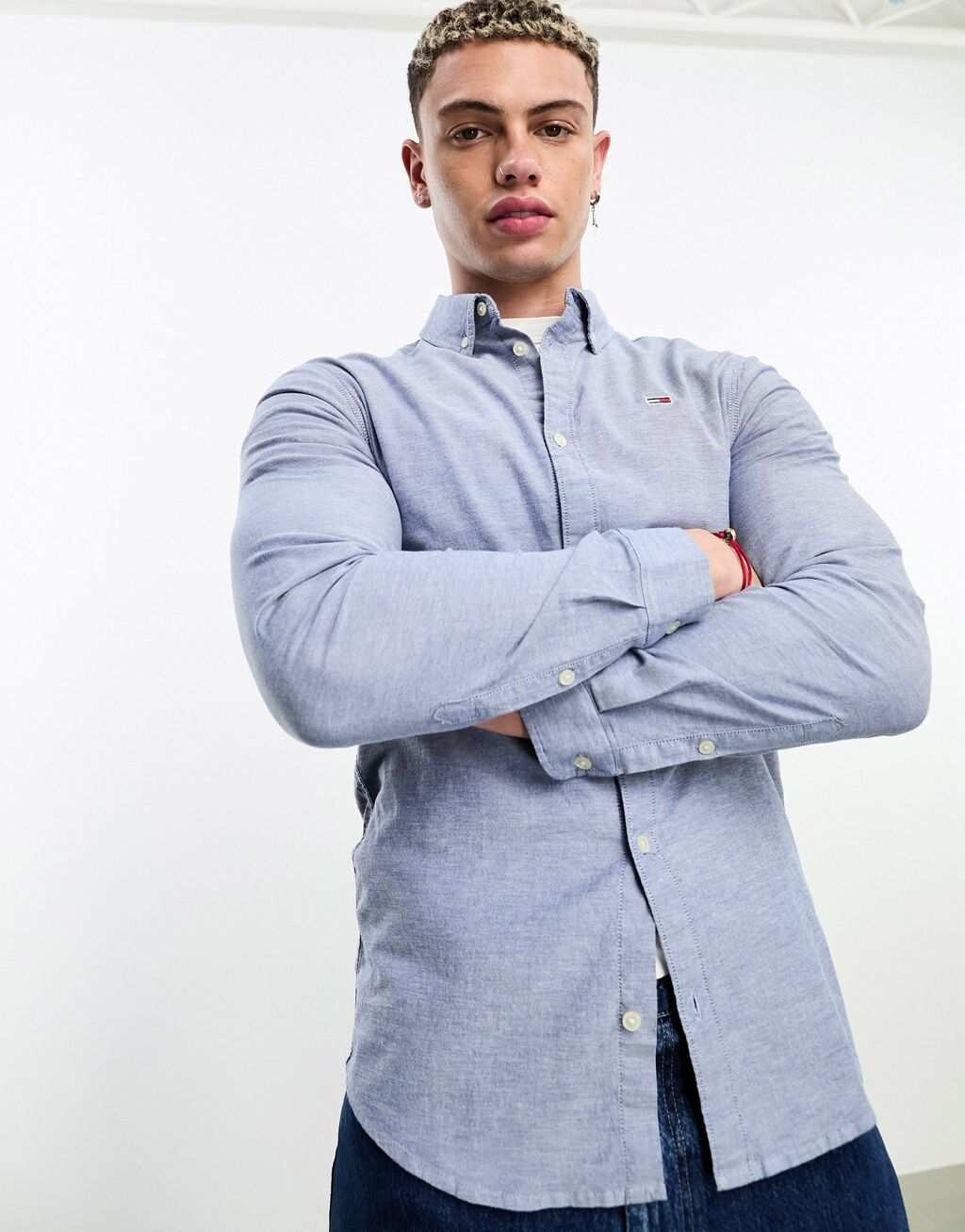 Темно-синяя оксфордская рубашка узкого кроя Tommy Jeans
Темно-синяя оксфордская рубашка узкого кроя Tommy Jeans