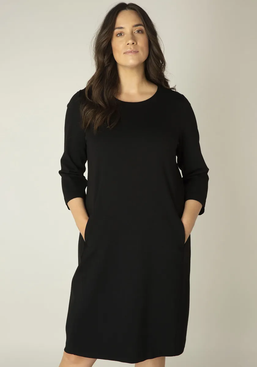 Платье-футляр Base Level Curvy "Addy" из эластичной и удобной смесовой вискозы, черный 
Платье-футляр Base Level Curvy "Addy" из эластичной и удобной смесовой вискозы, черный