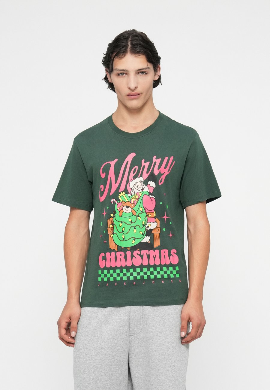 Футболка Jack & Jones JORHOLIDAY CARTOON TEE CREW NECK, Sycamore/Dark Green, Зеленый, Футболка Jack & Jones JORHOLIDAY CARTOON TEE CREW NECK, Sycamore/Dark Green
Футболка Jack & Jones JORHOLIDAY CARTOON TEE CREW NECK, Sycamore/Dark Green, Зеленый, Футболка Jack & Jones JORHOLIDAY CARTOON TEE CREW NECK, Sycamore/Dark Green