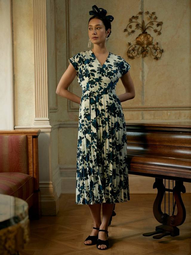 Платье с цветочным принтом и плиссированной юбкой Crew Clothing, Navy Blue
Платье с цветочным принтом и плиссированной юбкой Crew Clothing, Navy Blue