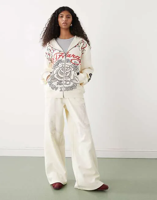 Широкие джоггеры цвета экрю Ed Hardy Flying Eagle
Широкие джоггеры цвета экрю Ed Hardy Flying Eagle