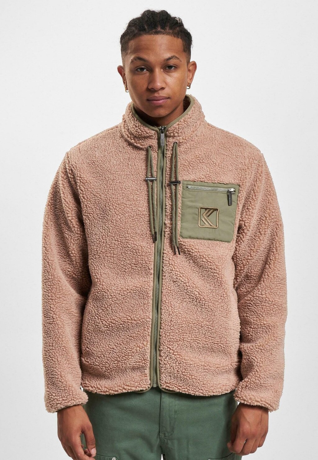 Флисовая куртка Karl Kani, песочный пыльно-зеленый
Флисовая куртка Karl Kani, песочный пыльно-зеленый