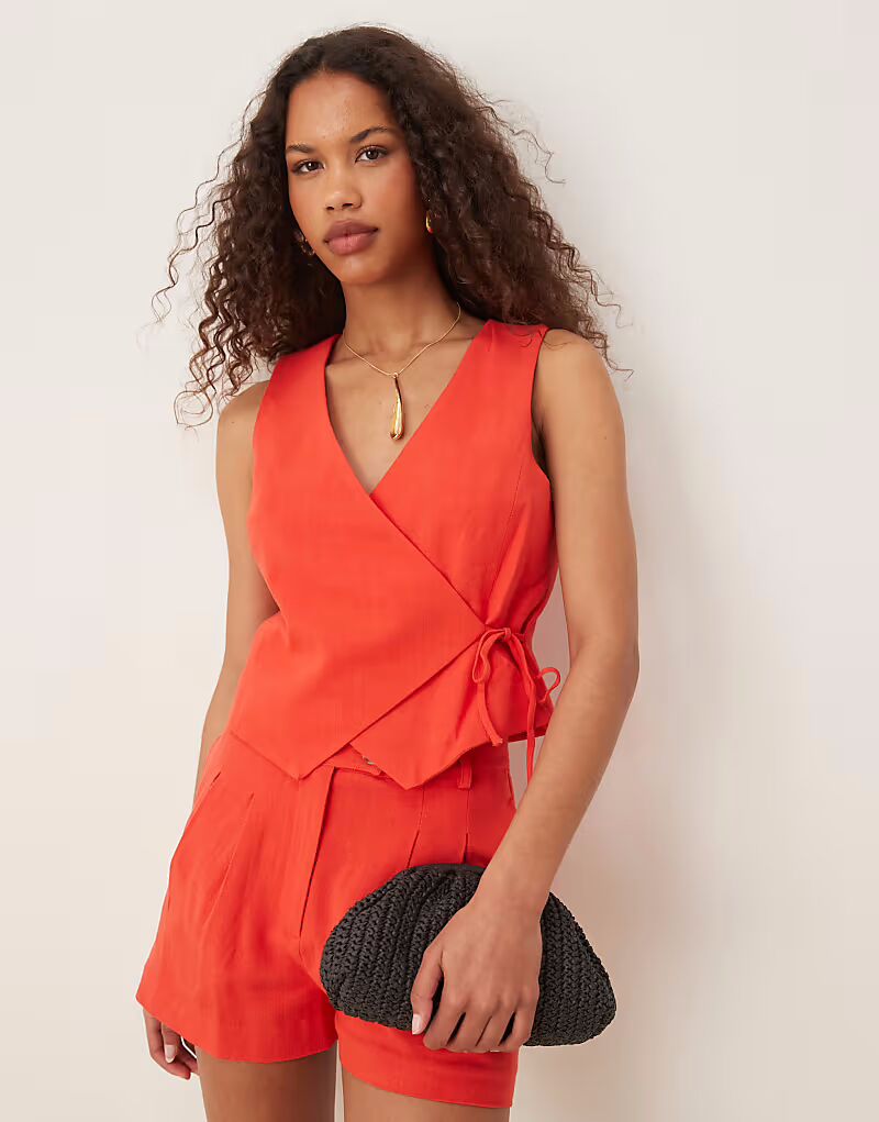 Жилет-накидка Aria от Nobody's Child, приталенный льняной жилет красного цвета 
Жилет-накидка Aria от Nobody's Child, приталенный льняной жилет красного цвета