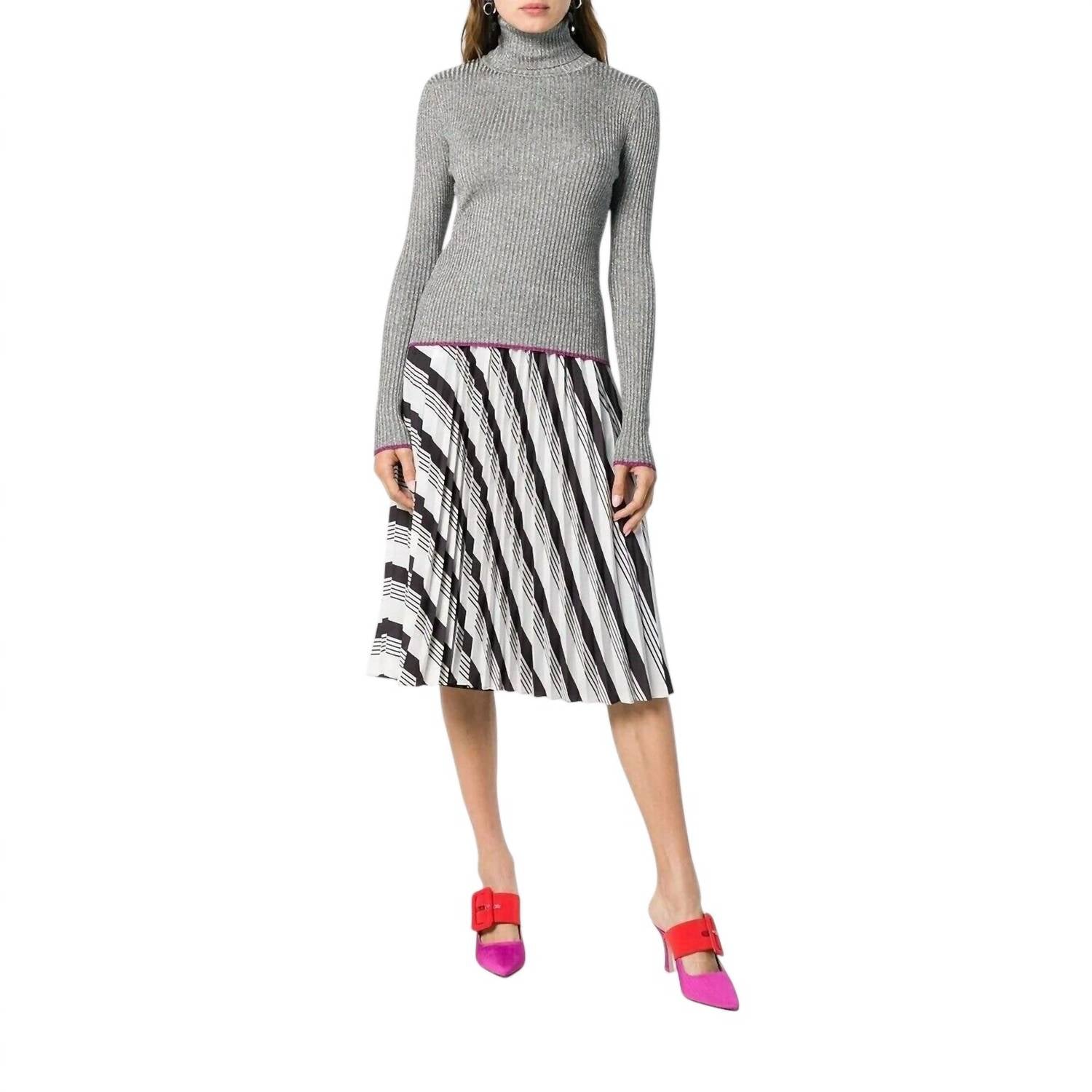 Блестящий свитер с высоким воротом, серебристый Marco De Vicenzo, серебряный
Блестящий свитер с высоким воротом, серебристый Marco De Vicenzo, серебряный