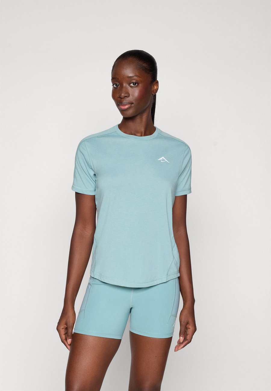 Спортивная футболка Nike Performance W NK TRAIL DF SS , Cannon/Summit White/Light Blue
Спортивная футболка Nike Performance W NK TRAIL DF SS , Cannon/Summit White/Light Blue
