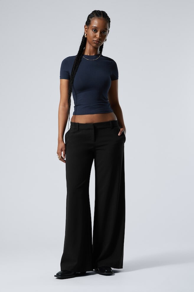 Расклешенные брюки с заниженной талией Weekday, черный 
Расклешенные брюки с заниженной талией Weekday, черный