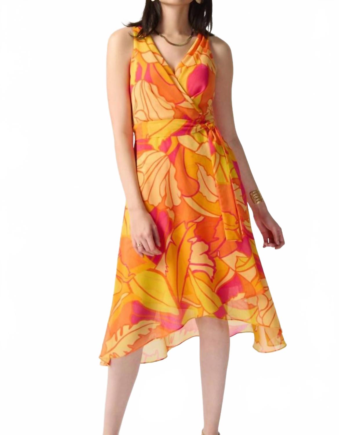 Тропическое принтованное миди-платье с запахом и расклешенной юбкой в розовых тонах Joseph Ribkoff
Тропическое принтованное миди-платье с запахом и расклешенной юбкой в розовых тонах Joseph Ribkoff