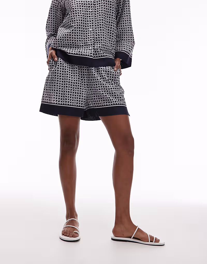 Пляжные шорты свободного кроя с затягивающейся талией, с синим абстрактным плиточным принтом Arket
Пляжные шорты свободного кроя с затягивающейся талией, с синим абстрактным плиточным принтом Arket