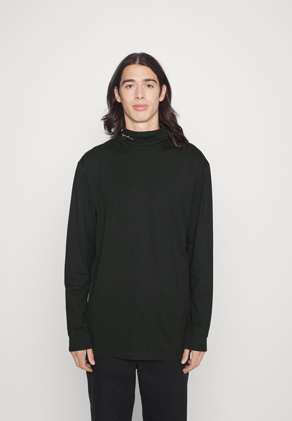 Футболка с длинным рукавом SMALL SIGNATURE TURTLE NECK Karl Kani, черный
Футболка с длинным рукавом SMALL SIGNATURE TURTLE NECK Karl Kani, черный